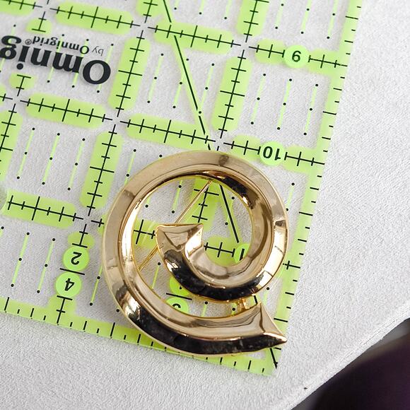 Gold-Tone Swirl Brooch Vintage Abstract Statement Piece Costume Jewelry Polished - Picture 4 of 4